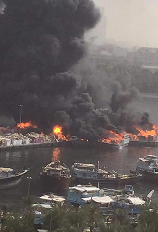 بالفيديو والصور- حريق ضخم بـ "خور دبي"